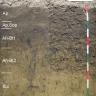 Das Foto zeigt ein Bodenprofil unter Acker. Es handelt sich um ein Musterprofil des LGRB. Das sechs Horizonte umfassende Bodenprofil ist über 1,30 m tief.