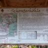 Blick auf eine große überdachte Schautafel mit Informationen zur Schonterhöhle (Schunterhöhle). Auch eine Karte mit der Lage der Höhle ist angebracht.