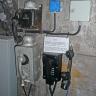 Das Bild zeigt mehrere alte Telefonanlagen, mit schwarzen und silbernen Gehäusen sowie Hörern, wie sie früher in Bergwerken verwendet wurden. Heute dienen sie als Vorzeigemuster in einem Besucherbergwerk.