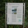 Gezeigt wird hier eine Schautafel des Geo-Naturparks Bergstraße-Odenwald. Die bebilderte Tafel hat das Thema „Vulkanische Spuren am Katzenbuckel“.