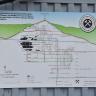 Blick auf eine Informationstafel des Museums-Bergwerks Schauinsland. Die Tafel zeigt eine Schnittzeichnung vom Schauinsland-Nordfeld mit seinen 22 unterirdischen Etagen.