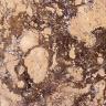 Nahaufnahme einer Gesteinsplatte; Grundfarbe hellbraun, mit braunen, grauen und dunkelbraunen Schlieren.