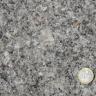Detailaufnahme eines mittel- bis grobkörnigen, hauptsächlich grauen Gesteins. Neben den häufigen grauen Kristallen gibt es auch kleine schwarze Kristalle und große helle Kristalle. Rechts unten befindet sich eine 1-Euro-Münze als Maßstab.