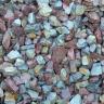Nahaufnahme von ausgebreiteten kleinen Steinen. Die kantigen Stücke sind unterschiedlich gefärbt, von hellgrau bis zu rötlichem Braun.