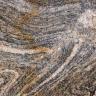 Nahaufnahme einer von Streifen und Schlieren durchsetzten Gesteinsoberfläche. Die Farbskala des Gesteins reicht von blaugrau über braun bis rosa.