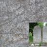 Zweigeteiltes Foto: Der größere Teil zeigt in Großaufnahme eine graue Steinoberfläche mit einem Netz aus feinen, dunkleren Linien. Rechts unten sind als Ausschnitt zwei graue, oben abgerundete Grabsteine eingefügt.