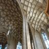 Blick in das Innere einer gotischen Kirche mit Pfeilern aus graubraunem Gestein und unterschiedlichen Gewölbedecken.