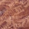 Nahaufnahme einer rötlich braunen Gesteinsoberfläche mit dunklen pinselartigen Streifen als durchgehendes Muster.