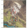 Luftbildaufnahme eines Bergrutsches oberhalb einer Siedlung, mit mehreren nachträglich eingezeichneten roten Punkten, die hangabwärts und innerhalb der Siedlung sichtbar sind.