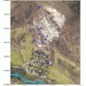 Luftbildaufnahme eines Bergrutsches oberhalb einer Siedlung, mit mehreren nachträglich eingezeichneten blauen Rauten, die hangabwärts und innerhalb der Siedlung sichtbar sind.