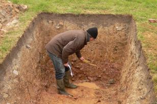 Das Foto zeigt ein Bodenprofil unter Grünland. Es handelt sich um ein Musterprofil des LGRB. Das sieben Horizonte umfassende Profil ist 1,50 m tief.