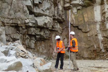 Im Steinbruch Malsburg-Marzell stehen die plutonischen Gesteine in einer aufgeschlossenen Mächtigkeit von 90 bis 100 m an. 