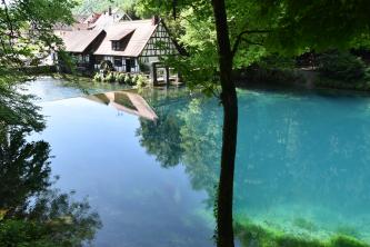 Der Blautopf im Ortsbereich von Blaubeuren