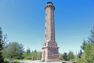 Der Moosturm bei Oberkirch Blick auf einen gemauerten Aussichtsturm mit viereckigem Sockel und sechseckigem Turm. Der Turm steht frei auf einer Anhöhe. Die Aussichtsplattform ist überdacht.
