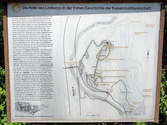 Blick auf eine Schautafel mit Informationen zu Stätten und Verlauf des wissenschaftlichen Lehrpfads am Limberg bei Sasbach. Die Tafel steht an einem Keltenwall im nördlichen Teil des Lehrpfads.