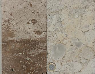 Nahaufnahme zweier Gesteinsstücke mit geschliffenen Oberflächen. Das Stück links ist oben rötlich grau und unten braun, das Stück rechts hellgrau bis gelblich grau. Im Stück rechts ist unten eine Münze eingelassen, als Größenvergleich.