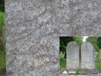 Zweigeteiltes Foto: Der größere Teil zeigt in Großaufnahme eine graue Steinoberfläche mit einem Netz aus feinen, dunkleren Linien. Rechts unten sind als Ausschnitt zwei graue, oben abgerundete Grabsteine eingefügt.