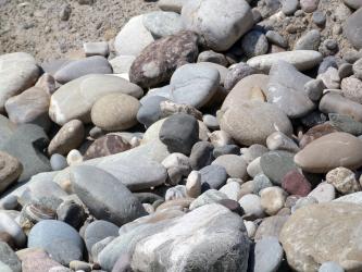 Das Foto zeigt größere Steine und Brocken auf einer Halde. 